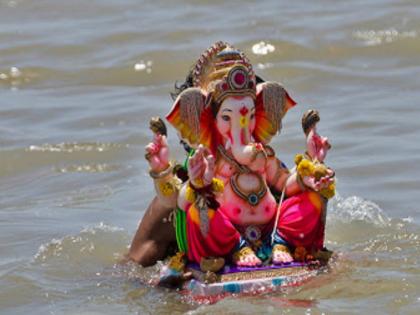 Ganaraya's joyful procession in Akola, farewell to Bappa in the sound of drums and clappers | अकोल्यात गणरायाची जल्लोषात मिरवणूक, ढोल-ताशांच्या गजरात बाप्पाला निरोप