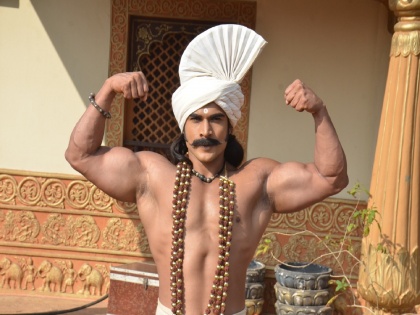 Marathi actor Vishal Nikam Shares Workout Photo From Set | विशाल निकमचं सेटवर वर्कआऊट, उपलब्ध वस्तूंचा वापर करत सेटलाच बनवलं जीम