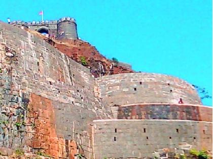 Vishalgad Tatting bastions, construction of bases: rebuilding of Shivnar's witnesses | विशाळगड कात टाकतोय बुरुज, कमानींची उभारणी : शिवकालीन साक्षीदारांची पुनर्बांधणी