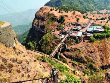 Encroachment removal campaign at Vishalgad under strict security | कडक बंदोबस्तात विशाळगडावर अतिक्रमण हटाव मोहिम Encroachment removal campaign at Vishalgad under strict security | कडक बंदोबस्तात विशाळगडावर अतिक्रमण हटाव मोहिम