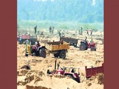 demand for release of confiscated tipper, sand trader tried to commits suicide by poison in tehsildar's office | वाळू व्यावसायिकाने तहसीलदाराच्या दालनात घेतले विष; प्रशासनात उडाली खळबळ