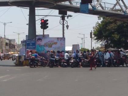 in this chowk from pune, pepople breaks rules in front of police | पुण्यातील या चाैकात पाेलीसांसमाेरच वाजवले जातात वाहतुकीचे तीनतेरा