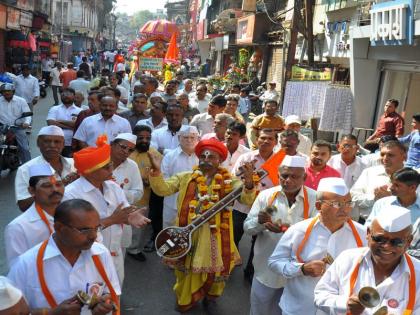 Birth Anniversary Celebration: 'Bala Jai ​​Vishwakarma Ki ...' message of social emanation from Nashik | जयंती उत्सव : ‘बालो जय विश्वकर्मा की...’ नाशिकमध्ये निघालेल्या मिरवणूकीतून समाजप्रबोधनाचा संदेश