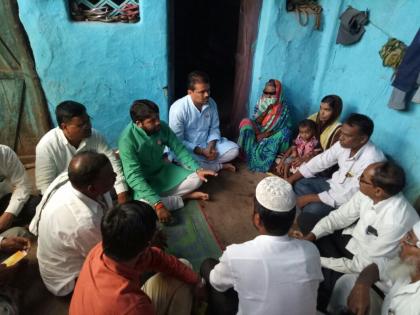 "Swabhimani" leader Ravikant Tupkar took a meeting with the family of farmers | "स्वाभिमानी"चे नेते रविकांत तुपकर यांनी घेतली शेतक-यांच्या कुटूंबाची भेट