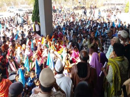 Nandurbar Collectorate of the displaced people | विस्थापीतांची नंदुरबार जिल्हाधिकारी कार्यालयात धडक