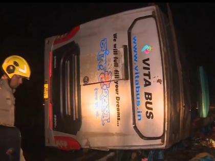 Private bus accident in Vita in Karnataka Two dead, six seriously injured | Sangli: भरधाव कारला चुकवताना खासगी बस उलटली; दोघे ठार, सहा जण जखमी; कर्नाटकात झाला अपघात