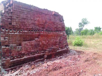 The return of the brick business is also hampered by the rains | परतीच्या पावसामुळे वीट व्यवसायाचाही खोळंबा