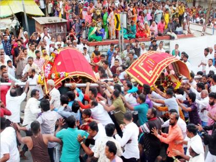 Two palanquin races of Sri Revanasiddha Devas were held on Vijayadashami day at Vita in Sangli district | एकाच देवाच्या दोन पालखींच्या शर्यती, सांगलीतील 'या' गावात शंभरहून अधिक वर्षांची अनोखी परंपरा