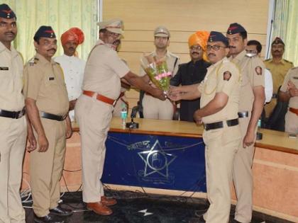  Vita Police Squad's Pride - Collector Sanjay Chavan's Honor | विटा पोलीस पथकाचा गौरव-जिल्हाधिकारी संजय चव्हाण यांच्याहस्ते सन्मानपत्र