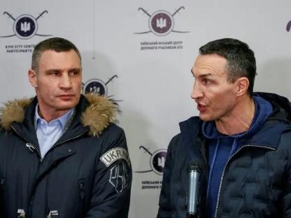 ukrainian boxers vitali klitschko and wladimir klitschko to fight against russia | Russia Ukraine conflict : रशियाविरुद्ध रणांगणात उतरणार; युक्रेनच्या माजी बॉक्सिंग चॅम्पियन्सची घोषणा 