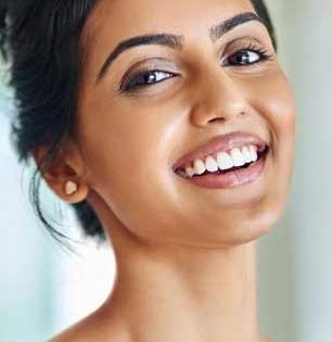 रात्री झोपण्याआधी करा 'हे' एक सोपं काम, दिवसभर चेहरा राहील मुलायम-कोरडेणाही होईल दूर