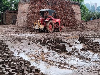 Rain hits brick kiln business in satara, demands compensation | Satara: वळवाचा वीटभट्टी व्यवसायाला फटका, नुकसानभरपाईची मागणी