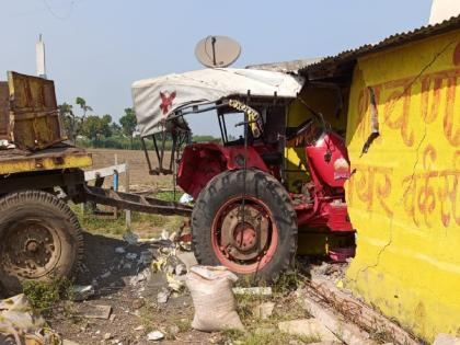 Trying to avoid a head-on collision between two tractors the tractor rammed into the house near Vidni in Satara | ..अन् ट्रॅक्टर घुसला थेट घरात, सुदैवाने मोठी दुर्घटना टळली; साताऱ्यातील विडणीजवळ झाला अपघात