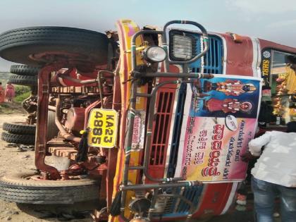 Devotees truck overturned at Vitthalwadi on Ratnagiri Nagpur National Highway, 25 to 30 people injured | Accident: देवदर्शनासाठी निघालेल्या भाविकांचा विठ्ठलवाडीजवळ ट्रक उलटला; २५ जखमी