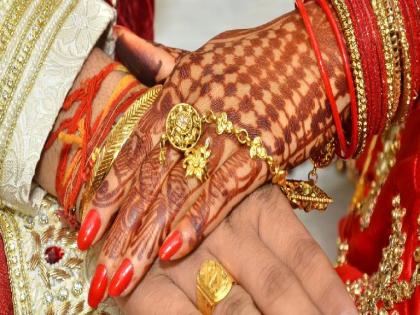 st conductor marries second time, wife files complaint | एसटी वाहकाने संसाराच्या गाडीत दुसरीला बसवले, पहिलीची पोलिसात धाव