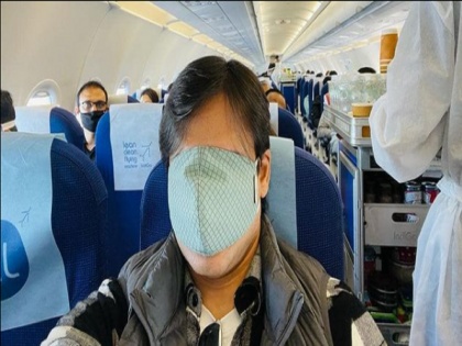 vivek oberoi make face mask to sleep mask, see picture | या अभिनेत्याने मास्कला बनवले स्लीप मास्क आणि विमानात काढली डुलकी