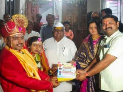 Candidate for the post of sarpanch of Old Pargaon in Hatkanangle taluk of Kolhapur Akshata started campaigning with the bride | gram panchayat election: सरपंचपदाच्या रिंगणात, अक्षता पडताच नववधूसह उतरला प्रचारात