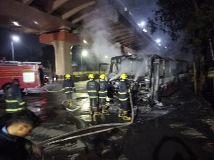 'Aapli Bus' caught fire; Incident at Kadabi Chowk | पहाटे ३.३० वाजता 'आपली बस' आगीत खाक; कडबी चौकातील घटना 