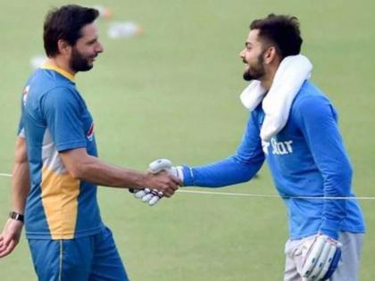 VIRAT Kohli should learn from MS Dhoni; Saying Shahid Afridi ... | कोहलीने धोनीकडून शिकायला हवे; सांगतोय शाहिद आफ्रिदी...