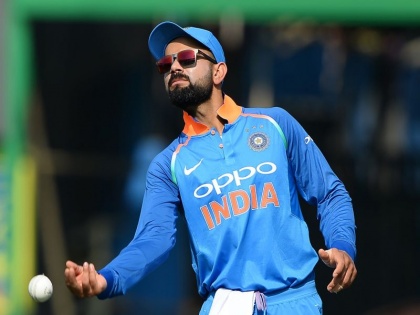India vs Australia 1st ODI: Something that Virat Kohli did in 'Drinks Break', Watch Video | India vs Australia 1st ODI : 'ड्रिंक्स ब्रेक'मध्ये विराट कोहलीनं केलं असं काही, पाहा व्हिडीओ...