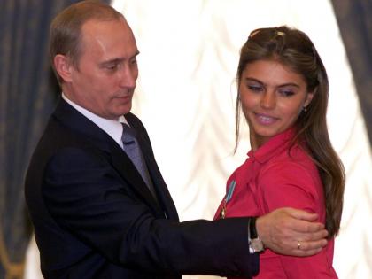 युद्धादरम्यान बऱ्याच दिवसांनी दिसली व्लादिमीर पुतीन यांची ऑलिम्पियन गर्लफ्रेंड, बंकरमधून आली बाहेर, पाहा खास फोटो