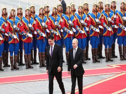 Russian President Putin visits Mongolia in defiance of arrest warrant for war crimes | मंगोलियाला शस्त्रे देण्याची रशियाची घोषणा, चीनचा पारा चढला; अटकेच्या आदेशानंतरही पुतिन यांना 'गार्ड ऑफ ऑनर'! 