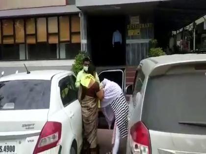 Aurangabad : Wife caught husband with girlfriend outside hotel viral video | हॉटेलसमोर पती गर्लफ्रेन्डसोबत बोलत होता, अचानक तिथे पोहोचली पत्नी आणि मग....