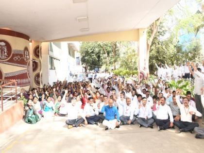 Ahmednagar Zilla Parishad employees stop work movement; Demand for permanent security arrangements | जिल्हा परिषद कर्मचाऱ्यांचे काम बंद आंदोलन; कायमस्वरूपी सुरक्षा व्यवस्था करण्याची मागणी