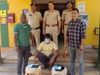 Before looking at another's mobile phone, the police noticed him; The thief was arrested | दुसऱ्याच्या मोबाईलवर नजर पडण्यापूर्वी त्याच्यावर पडली पोलीसांची नजर; चोरट्यास अटक