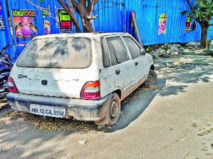 Pimpale Sadodagar hinders vehicular traffic due to unavoidable vehicles | पिंपळे सौदागरमध्ये बेवारस वाहनांमुळे वाहतुकीस अडथळा