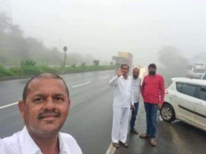 In an accident near Nashik, four people, including a BJP corporator from Dhule, were killed on the spot | गाडी थांबवली, सेल्फी काढला अन् सगळ्यांना पाठवला; काही क्षणांत अपघात, ४ जण जागीच ठार