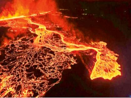 The volcanic eruption left a 4 km long fissure in the mountain | ज्वालामुखीच्या उद्रेकाने डोंगराला गेला ४ किलोमीटर लांबीचा तडा