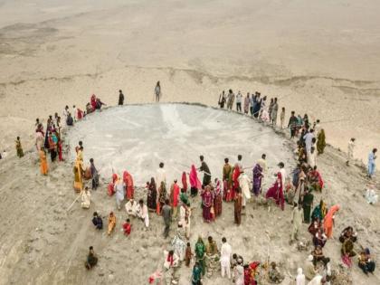 Hindu pilgrimage Pakistan passes through volcano, know the reason | पाकिस्तानातील हिंदू लोकांची अनोखी यात्रा, ज्वालामुखीतील माती लावतात अंगावर!