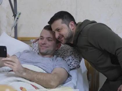 russia ukraine war ukraine president volodimir zelensky meet with their soldiers in hospital and boost their confidence | Russia Ukraine War : "विजय तुमच्यासाठी बेस्ट गिफ्ट असेल", युक्रेनच्या राष्ट्राध्यक्षांनी घेतली जखमी सैनिकांची भेट!