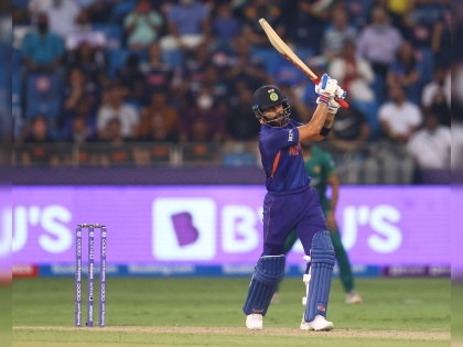 T20 World Cup 2021 Ind vs Pak Live Score: India posted 151 for 7 from 20 overs with a terrific fifty from captain Virat Kohli and 39 runs from Rishabh Pant. | T20 World Cup 2021 Ind vs Pak Live Score: Shaheen Afridiच्या जोरावर पकिस्ताननं इंगा दाखवला; टीम इंडियासाठी कर्णधार Virat Kohli एकटा भिडला 