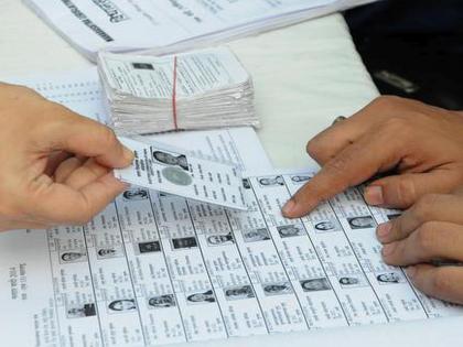 १० हजार मतदार मूळ प्रभागात; इतर ठिकाणी गेलेल्या मतदारांची नावे पालिकेकडून मूळ ठिकाणी समाविष्ट - Marathi News | 10 thousand voters in original ward; names of voters who moved to other places included in original place by municipality | Latest News at Lokmat.com