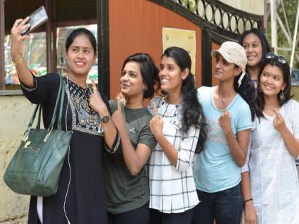 lok sabha election 2019 selfie with vote first time voter in mumbai | पहिलं मत, सेल्फी अन् FB स्टोरी... बोटावरच्या शाईबद्दल बोलली तरुणाई