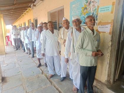 Buldhana: Voting for five market committees begins, speed of voting picks up after afternoon | Buldhana: पाच बाजार समित्यांसाठी मतदानास प्रारंभ, दुपारनंतर वाढली मतदानाची गती  