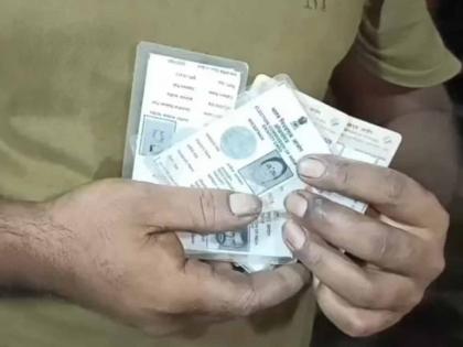 Bagful of voter ID cards found in Pisvali village Kalyan | धक्कादायक! पिसवली गावात सापडली गोणीभर मतदार ओळखपत्रे