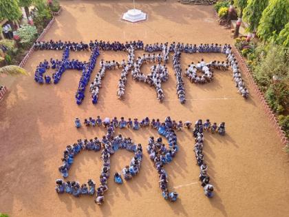 Students of Vidyamandir High School in Kankavli conducted voting awareness through human chain | कणकवलीतील विद्यामंदिर हायस्कूलच्या विद्यार्थ्यांनी मानवी साखळीतून केली मतदान जनजागृती 