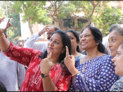 Voting in Mira Bhayander peaceful but low on enthusiasm; Names of many voters are missing | मीरा भाईंदर मध्ये मतदान शांततेत मात्र उत्साह कमी ; अनेक मतदारांची नावे गायब   