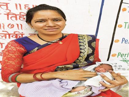 Lok Sabha Election 2019: A Mother has casting her vote at Aurangabad | Lok Sabha Election 2019 : ओल्या बाळंतिणीने बजावला मतदानाचा हक्क!