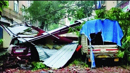 Winds blowing at a speed of 80 km per hour, heavy rain forecast even today | ताशी ८० किमी वेगाने वाहिले वारे, आजही अतिवृष्टीचा अंदाज