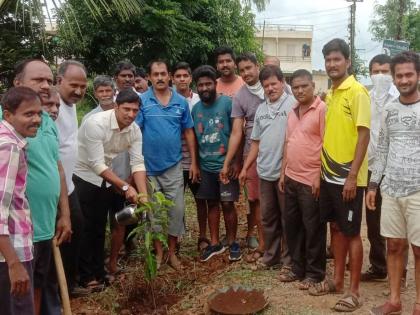 She planted a hundred trees and welcomed the baby | शंभर झाडे लावून त्यांनी केले बाळाचे स्वागत