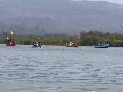 Raiwadkar's hand boat competition to preserve the old tradition | जुनी परंपरा टिकविण्यासाठी रायवाडकरांची हात होडी स्पर्धा