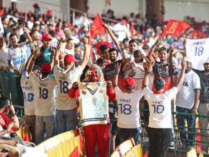 IPL 2025 RCB vs KKR Fans Pay Special Tribute To Virat Kohli During RCB vs KKR IPL 2025 Game Pics Go Viral | IPL 2025 : मोहीम फत्ते! 'दर्दी' चाहत्यांनी विराटसाठी व्हाइट जर्सीत केली गर्दी