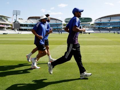 IND vs ENG Indian Team Batting Coach Sitanshu Kotak On Lords Test Pitch Says Is Very Green We Will Get An Idea After They Cut The Grass | IND vs ENG :"हिरवे हिरवे गार गालिचे...!" लॉर्ड्सची खेळपट्टी बघून टीम इंडियाचे कोच म्हणाले...