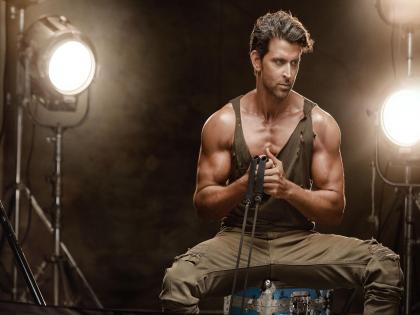 Oh wow ...! Take care of Hrithik Roshan himself along with his team's fitness | अरे वाह...! हृतिक रोशन स्वतः सोबत त्याच्या टीमच्या फिटनेसशी घेतो काळजी