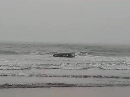 The car sank in the sea of Kelshi; With the help of local villagers brought back to shore | केळशीच्या समुद्रात गाडी बुडाली; स्थानिक ग्रामस्थांच्या मदतीने पुन्हा आणली किनाऱ्यावर