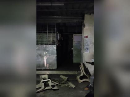 Narendra Nagar Mahavitaran office vandalised by angry citizen as power outage overnight after havoc with stormy rain | रात्रभर वीज खंडित, पाणीपुरवठा विस्कळीत; संतप्त नागरिकांकडून महावितरण कार्यालयात तोडफोड 